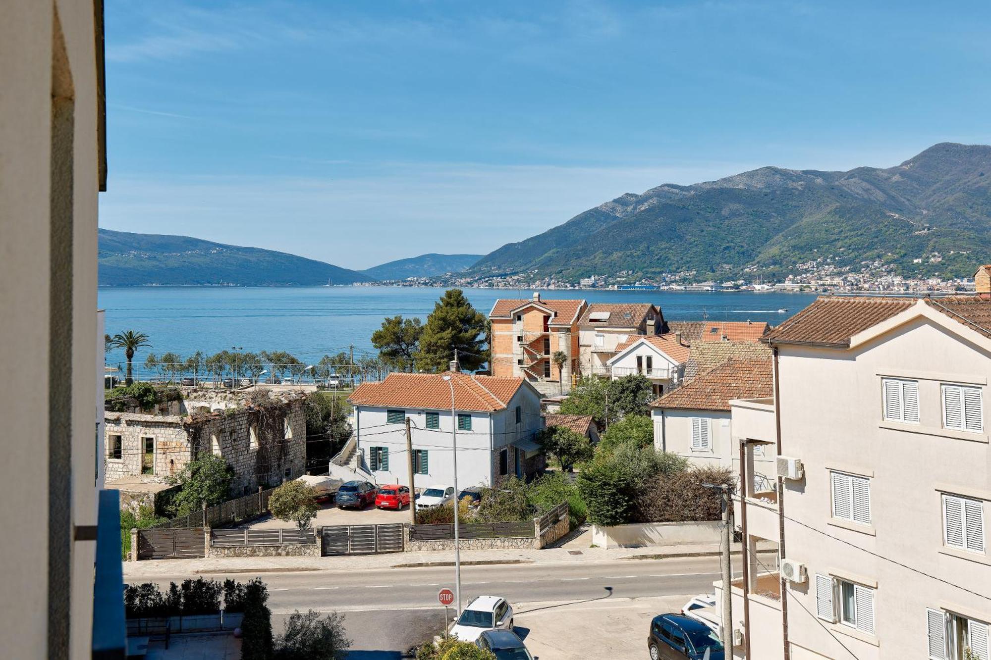 Ell Star 2 * Tivat
